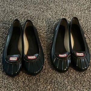 2 pair Hunter rubber ballet flats, navy and green. Good condition.